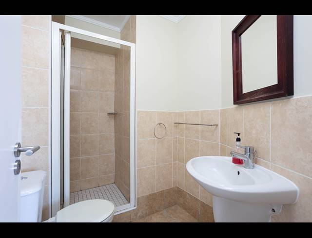 1 BEDROOM APARTMENT TO LET IN CLAREMONT